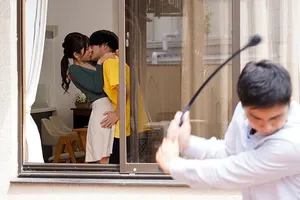 Cậu con trai rủ bạn về nhà học bộ môn giáo dục giới tính với má mình