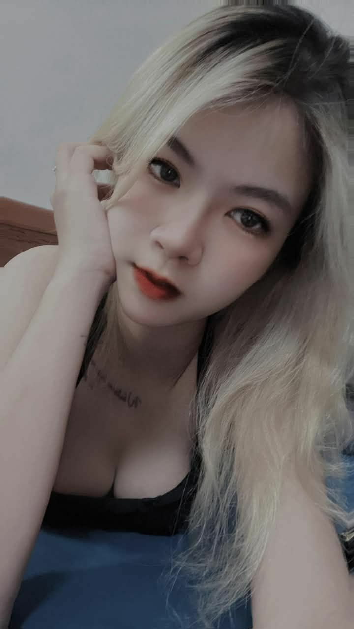 Con đĩ đằng sau người phụ nữ trên bề mặt là nữ thần của người nghèo và là bồn chứa tinh trùng của người giàu. Ảnh riêng HD 527P Chương chó dâm đãng